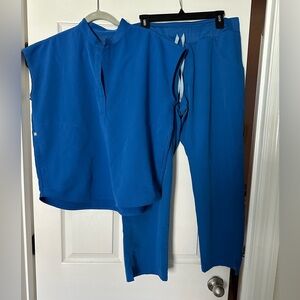 Figs scrubs top is medium bottom is large petite. Set